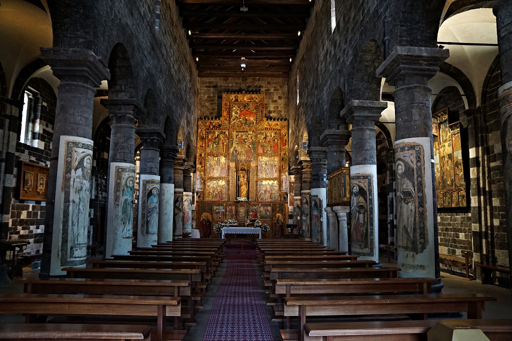 Innenraum mit einem Retablo (Altarwand) aus dem 15. Jh.